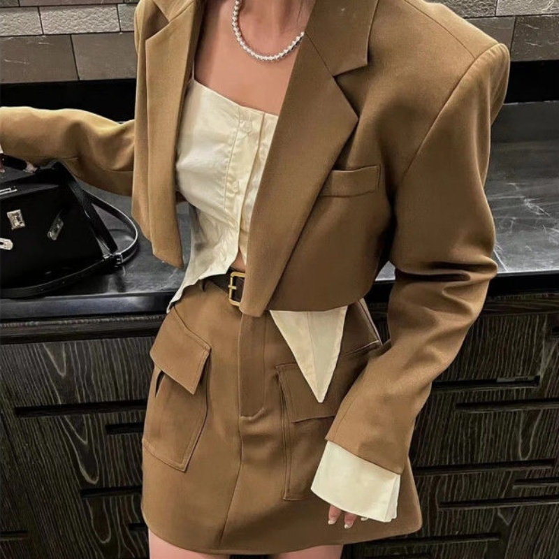 Elegant Women’s Outfit with Tailored Jacket and Skirt